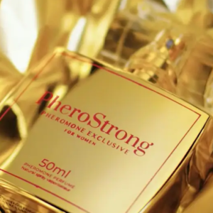 PheroStrong Exclusive – Parfum cu feromoni pentru femei, cu note de lemn de coacaze negre si iris - 50 ml