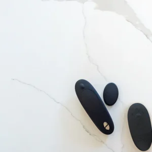 We-Vibe Moxie+ – Vibrator Stimultor Clitoris, pentru Chiloti, Control prin Telecomanda si Aplicatie, Negru